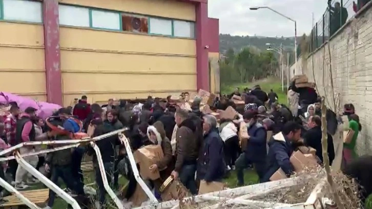 1 liralık sehpa için kapıları kırdılar. Kampanya izdiham yarattı, güvenlik güçleri çaresiz kaldı