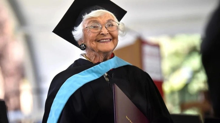 105 yaşındaki kadın, 83 yıl sonra yüksek lisansını tamamladı