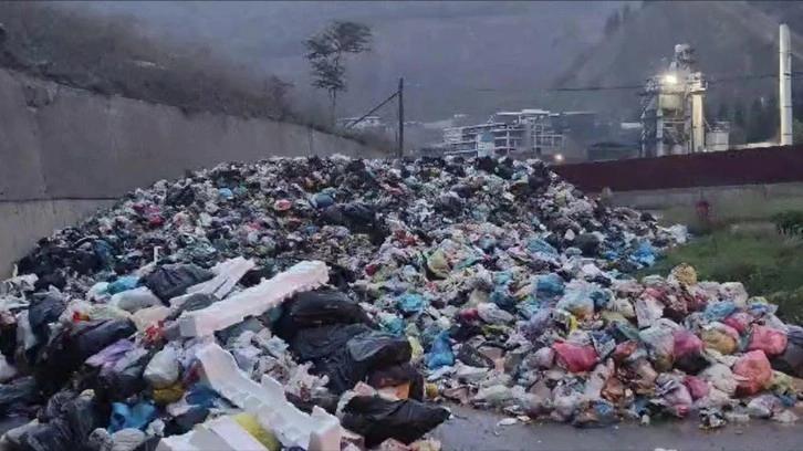 150 ton çöpü yol kenarına döken CHP'li belediyeye ceza kesildi!