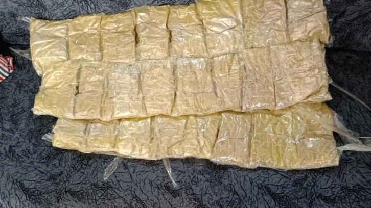 2 yolcunun üzerinden 10 kilogram eroin çıktı