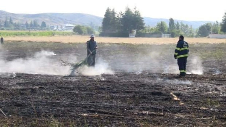 40 dönümlük arpa tarlası dakikalar içerisinde küle döndü