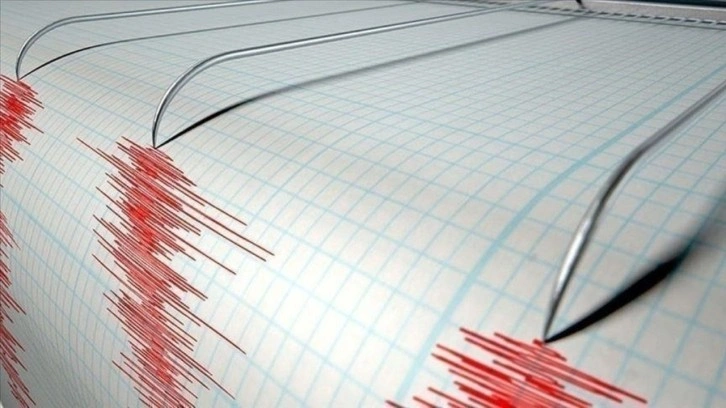 4.3 büyüklüğünde bir deprem daha... Halk sokağa çıktı. Yalova'nın ardından Gümüşhane sallandı