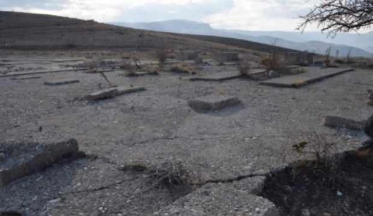 50 yıl önce betonla kapatılan petrol kuyuları merak uyandırıyor