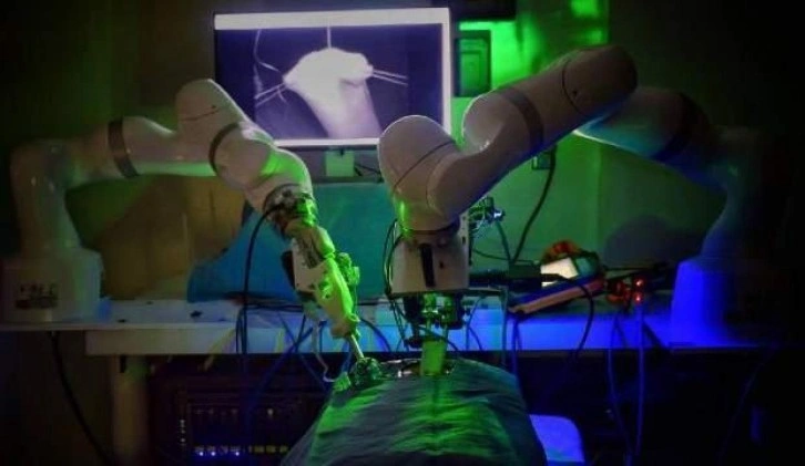 ABD'de ilk kez bir robot insan yardımı olmadan ameliyat yaptı