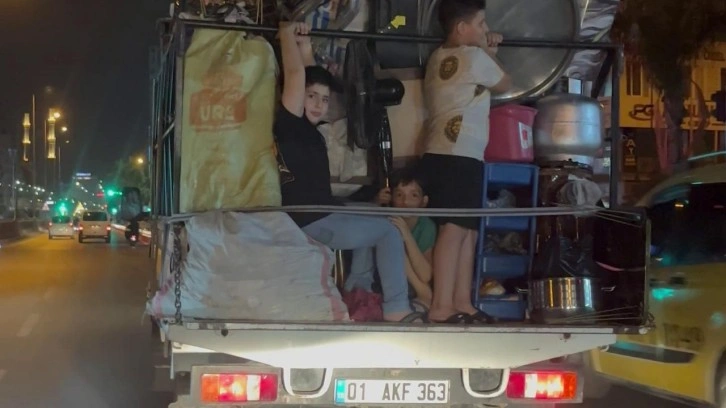 Adana'da yürekleri ağza getiren olay! Kamyonetteki çocukların tehlikeli yolculuğu