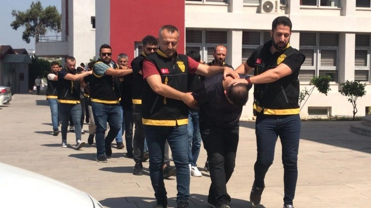 Adana'da bir evde çok sayıda silah ele geçirildi