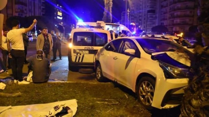 Adana'da polis aracıyla otomobil çarpıştı: 1'i polis 4 yaralı