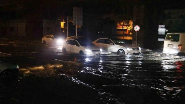 Adana’da yollar göle döndü!