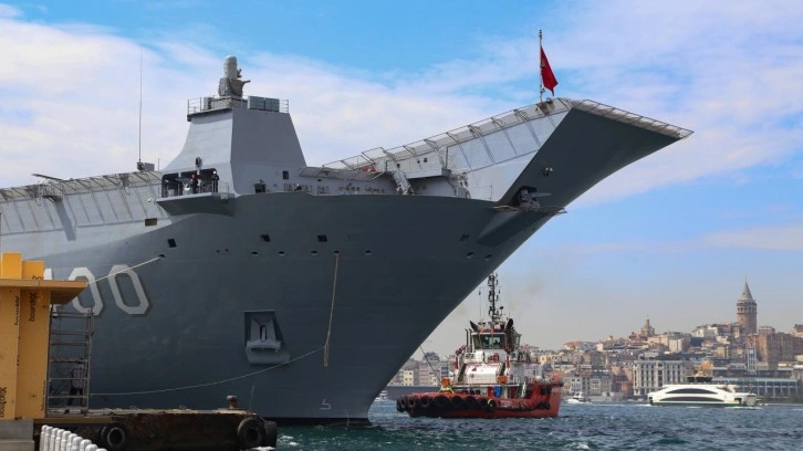 Adeta demirden bir kale gibi... TCG Anadolu, İstanbul Boğazı'nda!