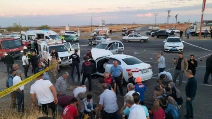 Adıyaman’da 3 otomobil çarpıştı: 1 ölü, 10 yaralı