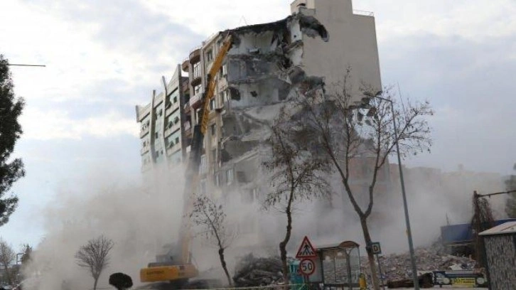 Adıyaman'da enkaz kaldırma ve hasarlı binaları yıkım çalışmaları sürüyor