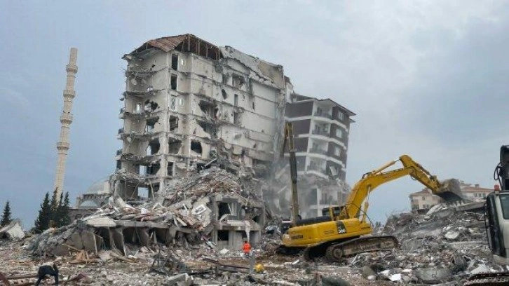 Adıyaman'da enkaz kaldırma ve hasarlı binaların yıkım çalışmaları sürüyor