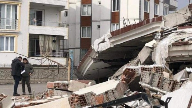 Adıyaman'daki binalar, betonda kullanılan büyük taşlar yüzünden göçmüş