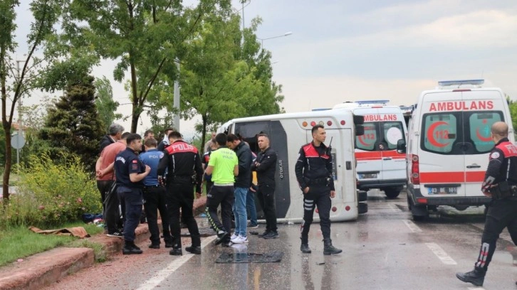 Afyonkarahisar'da jandarma personelini taşıyan araç devrildi