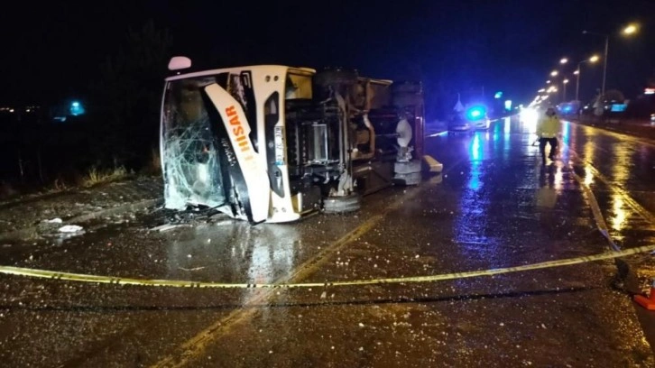 Afyonkarahisar’da midibüs devrildi: 24 kişi yaralandı