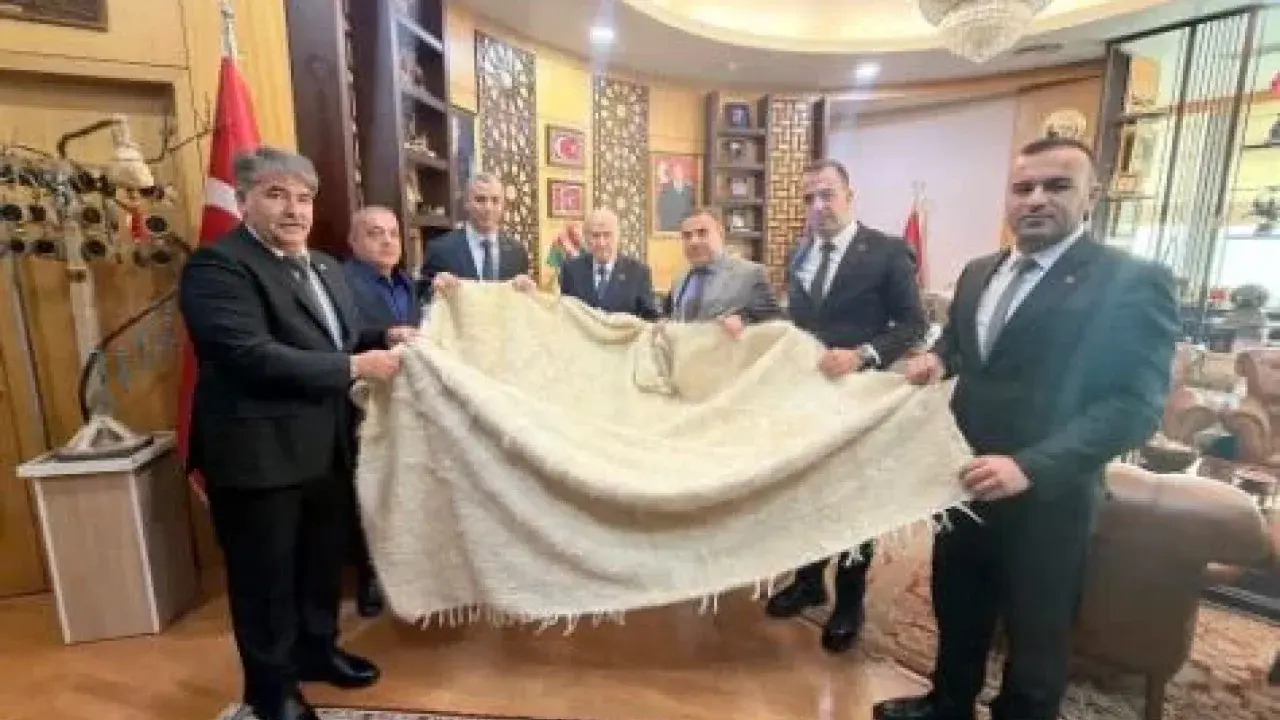 Tükenmez, Siirt’in Yöresel Değerlerini Bahçeli’ye Sundu