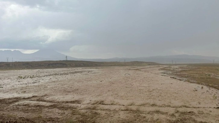 Ağrı'da sel: Türkiye-İran yolu ulaşıma kapandı