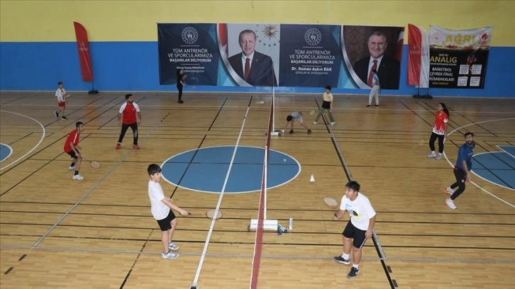 Ağrı'da yaygınlaşan badminton sporu beraberinde başarıyı da getiriyor