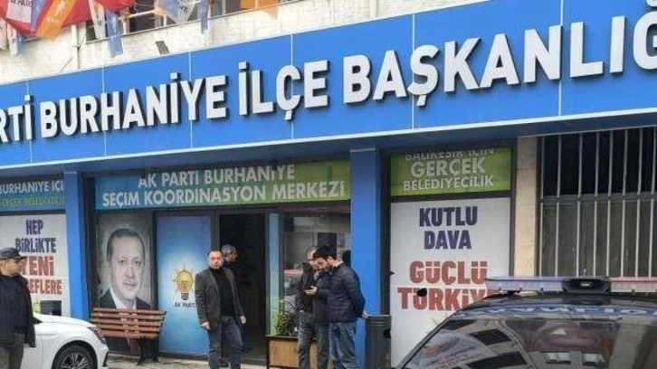 AK Parti Burhaniye İlçe Başkanlığı binasına taşlı saldırı!