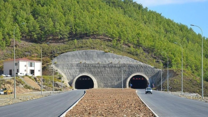 Akdeniz Sahil Yolu'nda bu yıl 3 tünel ve 1 viyadük açılacak! 12 saatlik yol 5 saat olacak