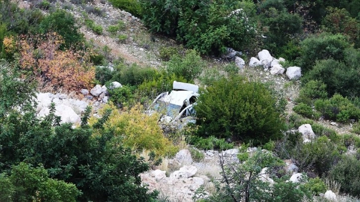 Akıllara durgunluk veren olay. Eşiyle tartıştı otomobilini 100 metrelik uçuruma yuvarladı