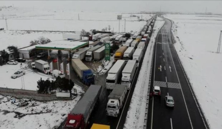 Aksaray’da 3 karayolu tipi sebebiyle trafiğe kapandı