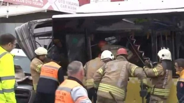 Alibeyköy'de İETT otobüsü tramvay ile çarpıştı