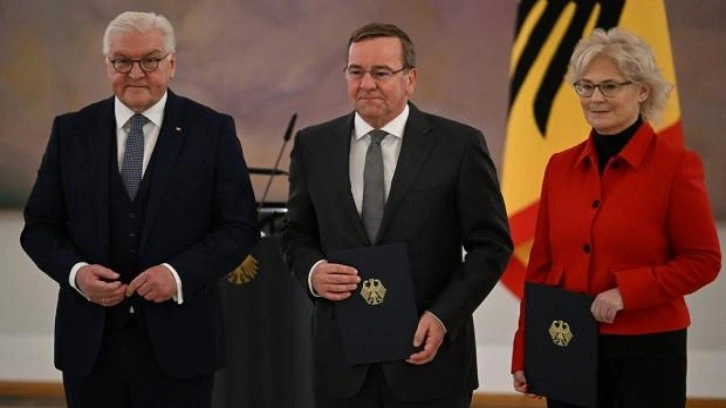 Almanya'nın yeni Savunma Bakanı, yemin ederek göreve başladı