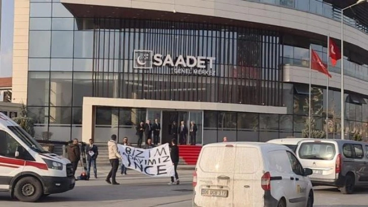 Altılı masa toplantısı iki genç tarafından protesto edildi: Bizim adayımız İnce