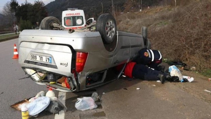 Amasya'da otomobil refüje çarparak devrildi! Yaralılar var