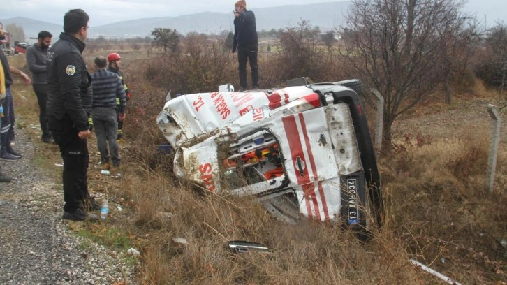 Ambulans ve kamyonet şarampole devrildi: 6 yaralı