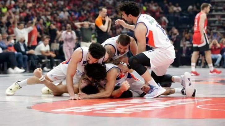 Anadolu Efes üst üste 3. kez finalde