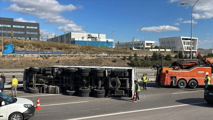 Anadolu Otoyolu'nun Kocaeli kesiminde devrilen kamyon ulaşımı aksattı