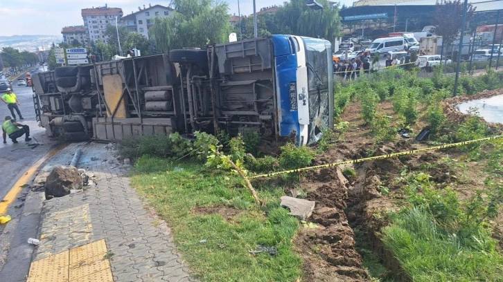 Ankara'da belediye otobüsü devrildi: 5 yaralı