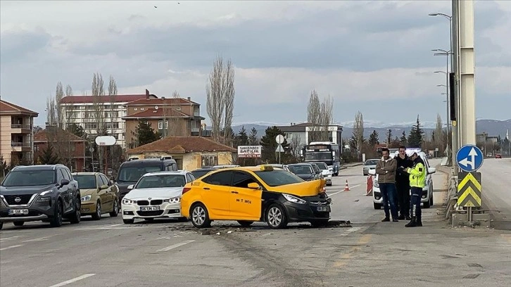 Ankara'da iki otomobilin çarpıştığı kazada 5 kişi yaralandı.