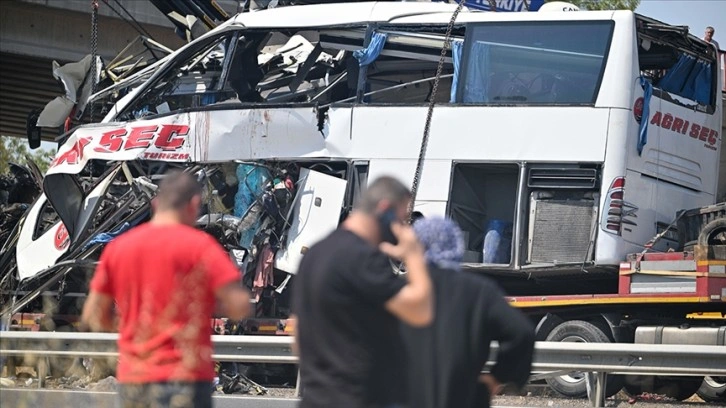 Ankara'da yolcu otobüsünün köprü ayağına çarptığı kazada ölü sayısı 11'e çıktı