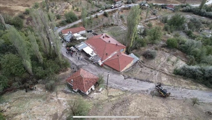 Ankara'nın Çubuk ilçesinde sağanak su baskınlarına neden oldu