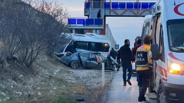 Ankara'da feci kaza. Otomobil midibüs ve çekiciye çarptı, 21 kişi yaralandı
