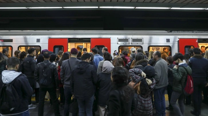 Ankara'da metro çilesi! Seferler durdu: Otobüslere yönlendirilen yolcular isyan etti!