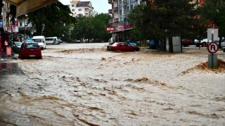 Ankara'nın Akyurt ilçesinde sağanak hayatı olumsuz etkiliyor