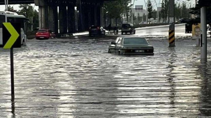 Ankara'yı yine sağanak vurdu: Yollar nehre döndü!