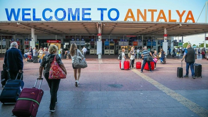 Antalya Havalimanı'nda yolcu ve uçak trafiği rekoru