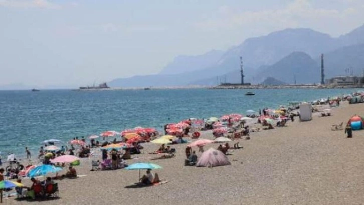 Antalya'da hava sıcaklığı 37 dereceyi gördü