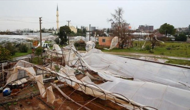 Antalya'da hortum ve fırtına seralara zarar verdi