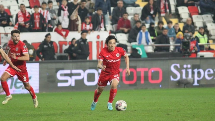 Antalyaspor'da Japon orta saha Nakajima ile yollar ayrıldı