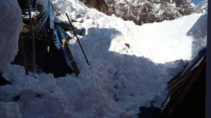 Ardahan'da kahreden olay. Kar nedeniyle ağırlaşan çatı çöktü. Bir kadın hayatını kaybetti