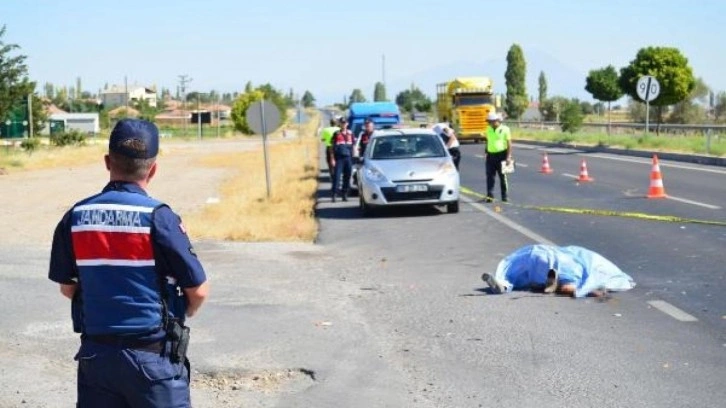 Arızalanan aracını kontrol ederken kamyonetin çarptığı sürücü, öldü