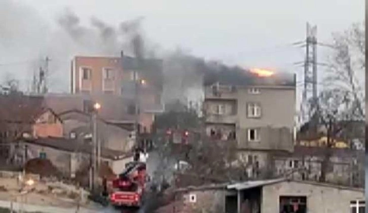 Arnavutköy'deki çatı yangını korkuttu!