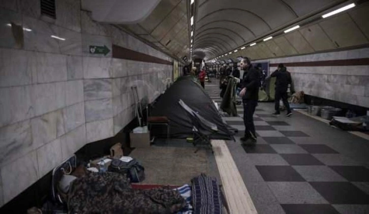 Artan Rusya saldırıları nedeniyle Kievliler yeniden metro istasyonlarına sığındı