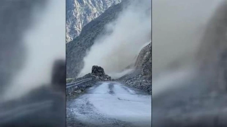 Artvin'de heyelan: Yol ulaşıma kapandı